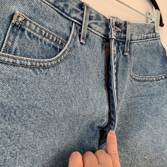 GUESS Y2K Vintage 1.5” Inseam Frayed Jean Shorts Size 30 - Picture 6 of 16